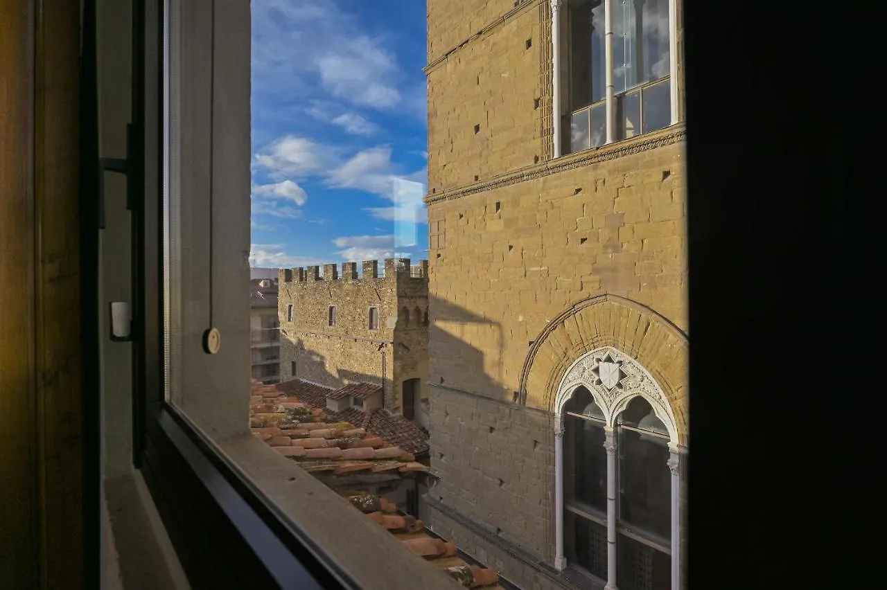 Via Lamberti, 3 - Florence Charming Apartments - Charming And Historic 5Th-Floor Attic Apartment With Elevator In A Building At The Heart Of Vibrant Florence, Just A 2-Minute Walk From All Attractions