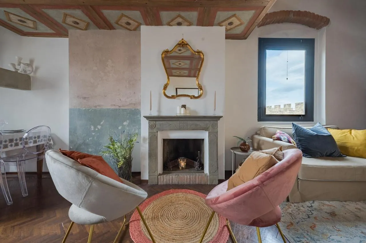 Via Lamberti, 3 - Florence Charming Apartments - Charming And Historic 5Th-Floor Attic Apartment With Elevator In A Building At The Heart Of Vibrant Florence, Just A 2-Minute Walk From All Attractions Itálie