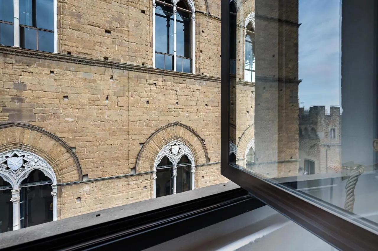 Via Lamberti, 3 - Florence Charming Apartments - Charming And Historic 5Th-Floor Attic Apartment With Elevator In A Building At The Heart Of Vibrant Florence, Just A 2-Minute Walk From All Attractions
