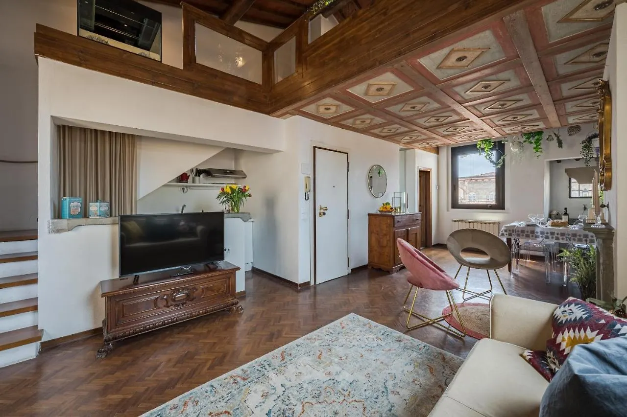 Via Lamberti, 3 - Florence Charming Apartments - Charming And Historic 5Th-Floor Attic Apartment With Elevator In A Building At The Heart Of Vibrant Florence, Just A 2-Minute Walk From All Attractions
