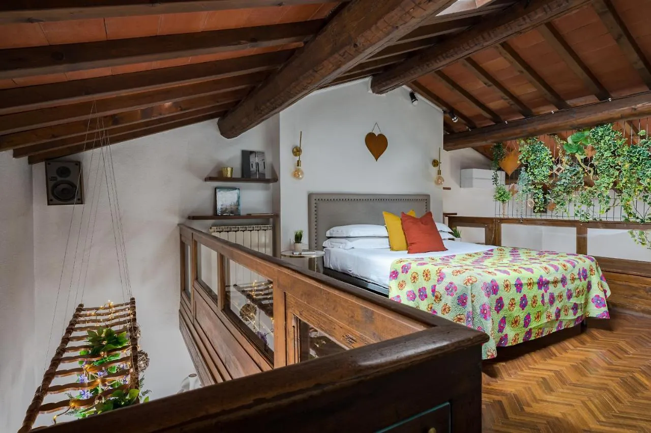 Via Lamberti, 3 - Florence Charming Apartments - Charming And Historic 5Th-Floor Attic Apartment With Elevator In A Building At The Heart Of Vibrant Florence, Just A 2-Minute Walk From All Attractions