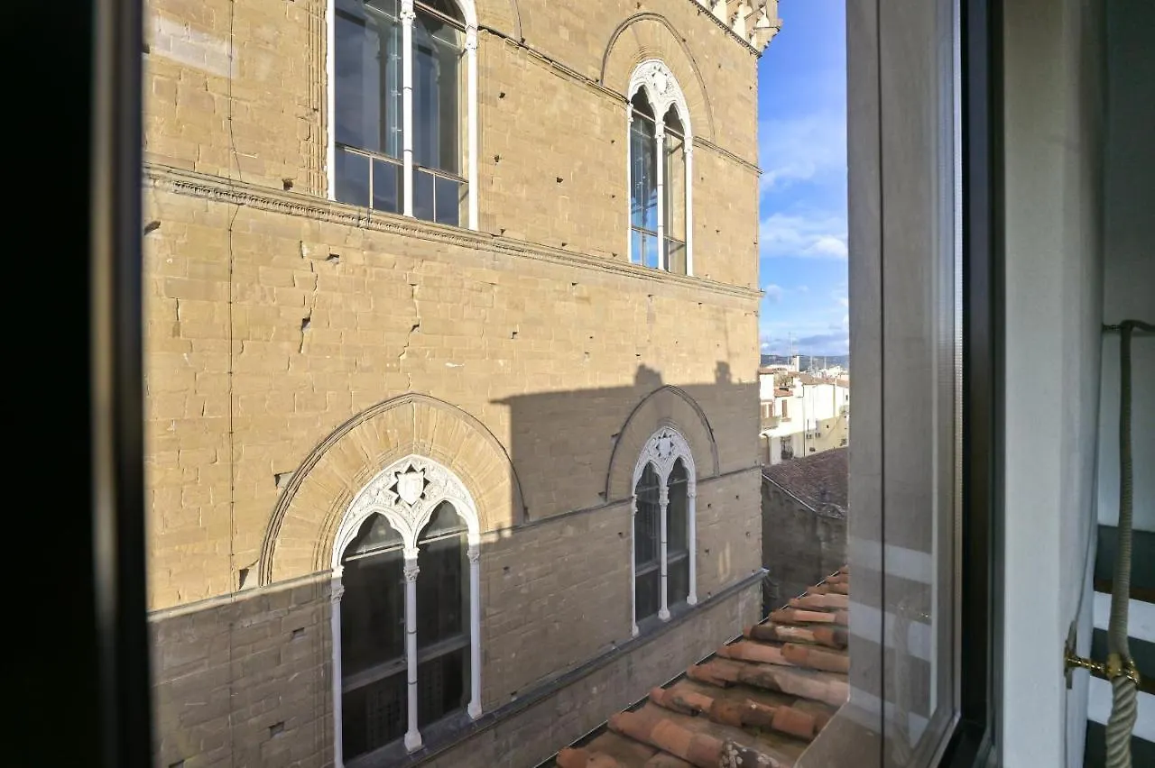 Via Lamberti, 3 - Florence Charming Apartments - Charming And Historic 5Th-Floor Attic Apartment With Elevator In A Building At The Heart Of Vibrant Florence, Just A 2-Minute Walk From All Attractions