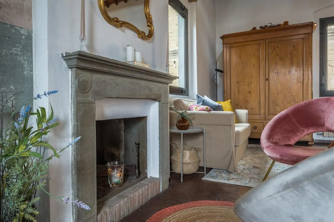 Via Lamberti, 3 - Florence Charming Apartments - Charming And Historic 5Th-Floor Attic Apartment With Elevator In A Building At The Heart Of Vibrant Florence, Just A 2-Minute Walk From All Attractions