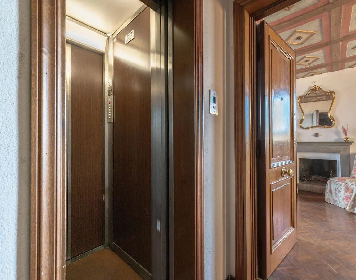 Via Lamberti, 3 - Florence Charming Apartments - Charming And Historic 5Th-Floor Attic Apartment With Elevator In A Building At The Heart Of Vibrant Florence, Just A 2-Minute Walk From All Attractions 0*,