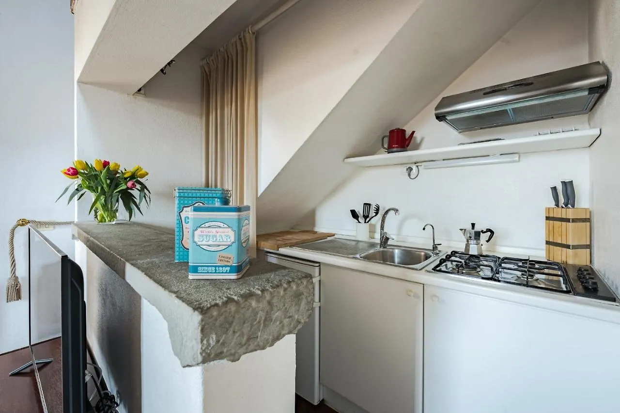 Via Lamberti, 3 - Florence Charming Apartments - Charming And Historic 5Th-Floor Attic Apartment With Elevator In A Building At The Heart Of Vibrant Florence, Just A 2-Minute Walk From All Attractions