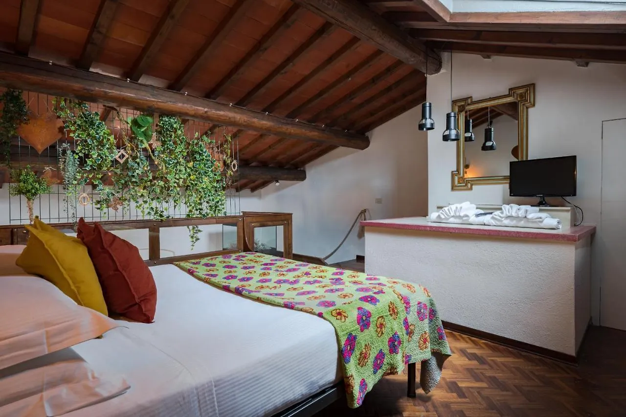 Via Lamberti, 3 - Florence Charming Apartments - Charming And Historic 5Th-Floor Attic Apartment With Elevator In A Building At The Heart Of Vibrant Florence, Just A 2-Minute Walk From All Attractions 0*,  Włochy