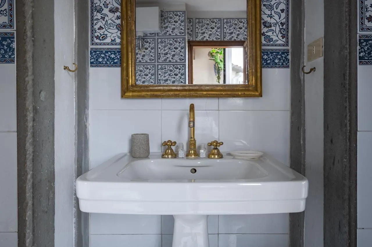 Via Lamberti, 3 - Florence Charming Apartments - Charming And Historic 5Th-Floor Attic Apartment With Elevator In A Building At The Heart Of Vibrant Florence, Just A 2-Minute Walk From All Attractions