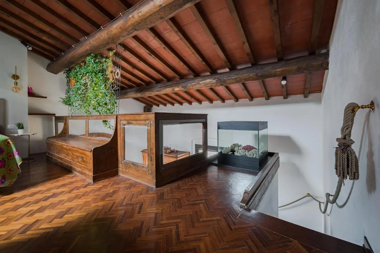 Via Lamberti, 3 - Florence Charming Apartments - Charming And Historic 5Th-Floor Attic Apartment With Elevator In A Building At The Heart Of Vibrant Florence, Just A 2-Minute Walk From All Attractions